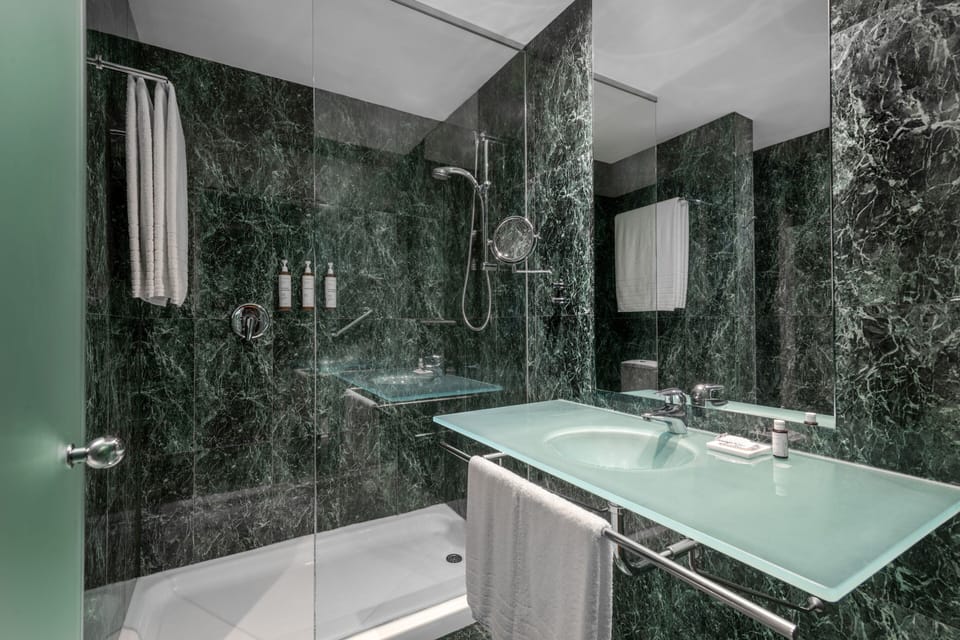 Superior Room, 1 King Bed | Bathroom | Free toiletries, hair dryer, bidet, towels