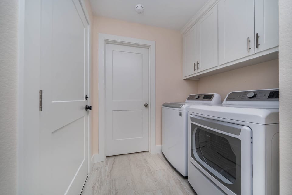 Lower level - modern washer / dryer station