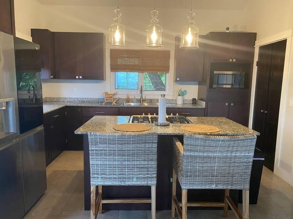Fully equipped kitchen with breakfast counter