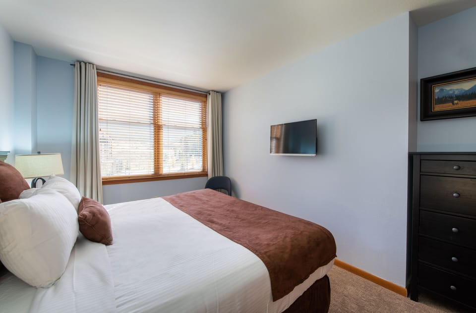 Condo, 1 Bedroom | 1 bedroom, iron/ironing board, WiFi (free)