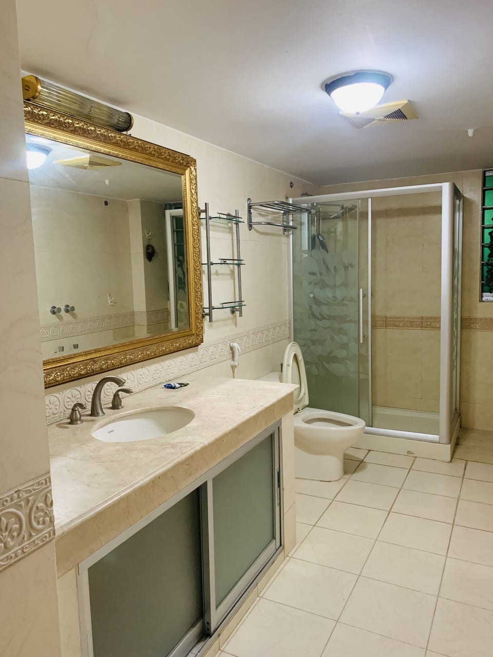 Executive Studio Suite, 1 King Bed, Non Smoking, City View | Bathroom | Rainfall showerhead, towels