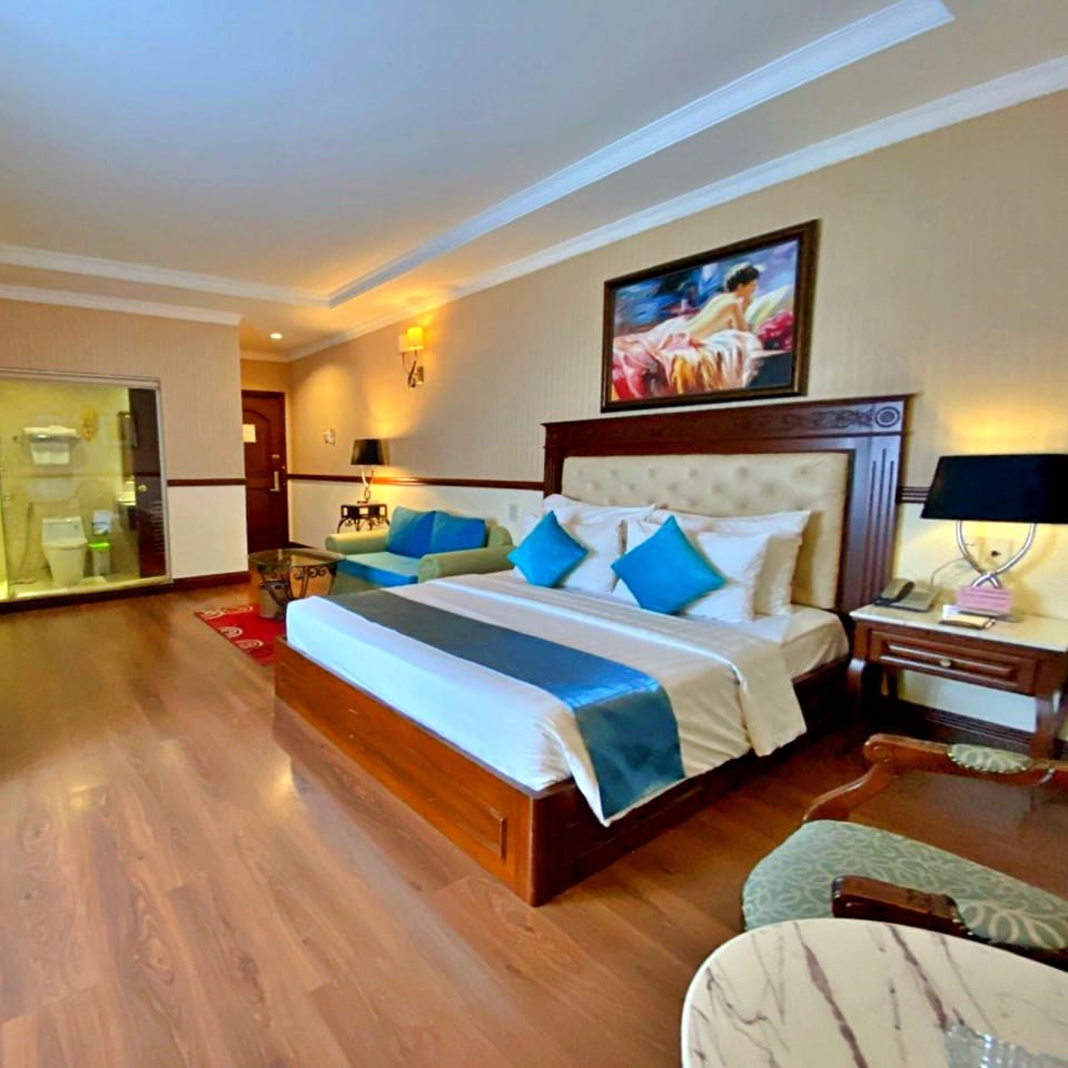 Deluxe Double Room, 1 Queen Bed, Non Smoking, City View | Egyptian cotton sheets, premium bedding, memory foam beds, minibar