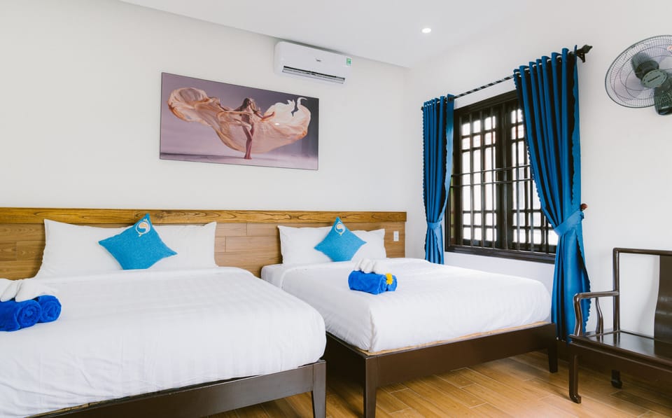 Deluxe Triple Room | Desk, iron/ironing board, free WiFi