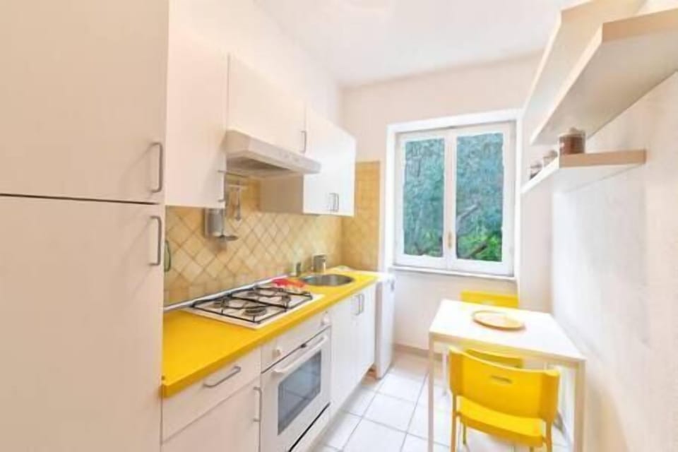 cucina completa indipendente ed abitabile con accessori descritti 