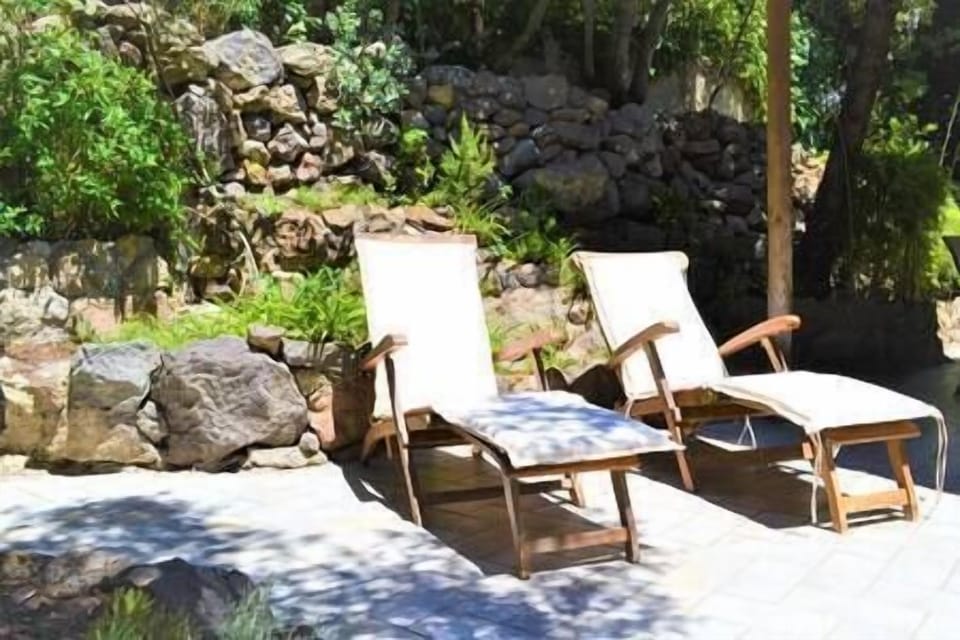 chaise longues nel terrazzo esterno
