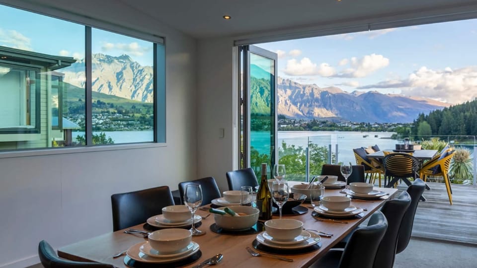 Indoor / Outdoor dining 