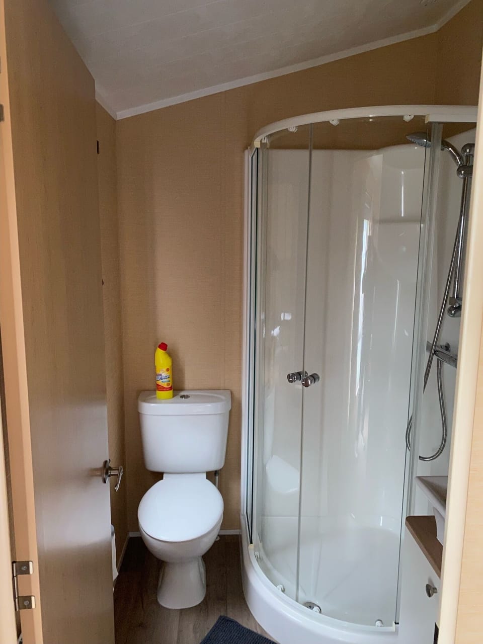 On suit main . Shower , wash basin and toilet , 