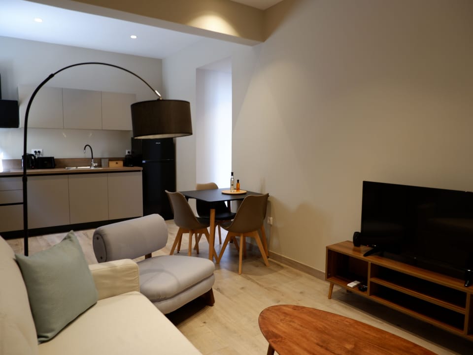 Deluxe Apartment | Living area | 32-inch Smart TV with satellite channels, TV, Netflix