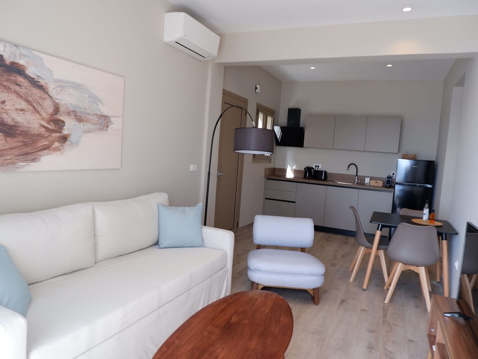 Deluxe Apartment | Private kitchen | Fridge, microwave, stovetop, espresso maker