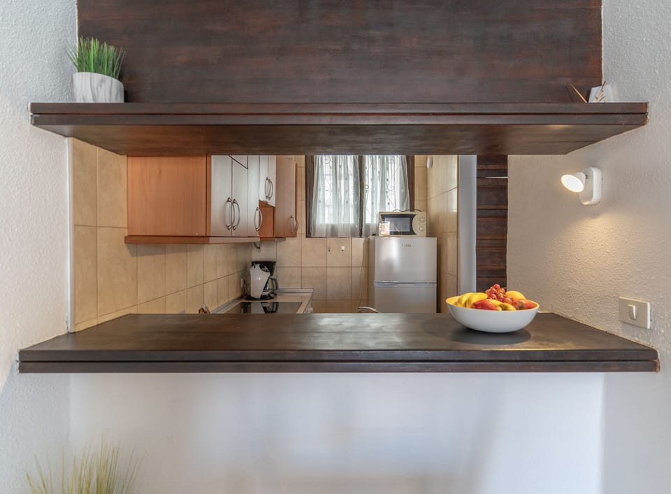 A large work surface for preparing meals.