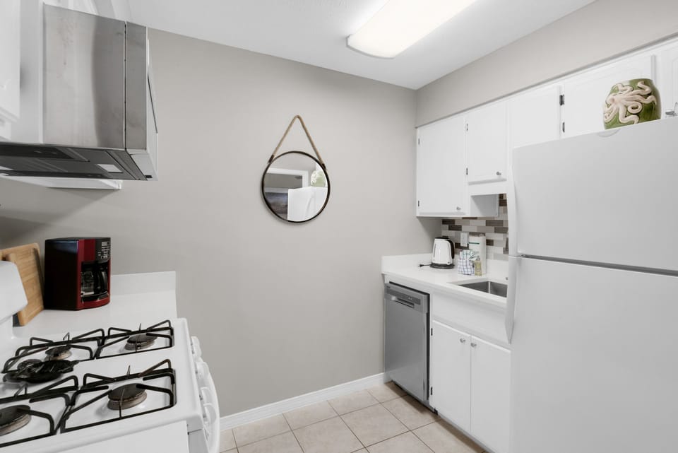 Wonderful Fully Stocked Kitchen
