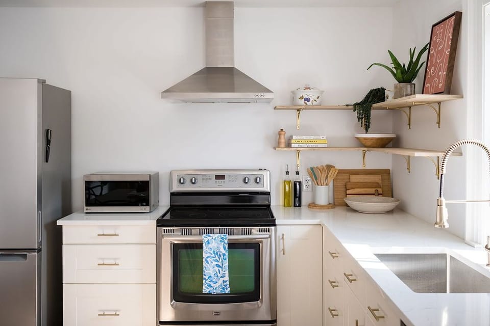 We have a full kitchen so that you can cook your own meals. Olive oil, balsamic vinegar, salt and pepper are available for you.