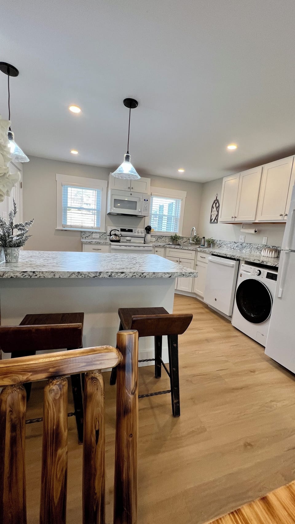 Kitchen with eat in peninsula area