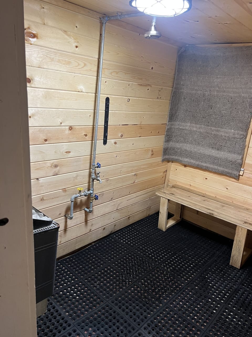 Electric sauna area + shower 