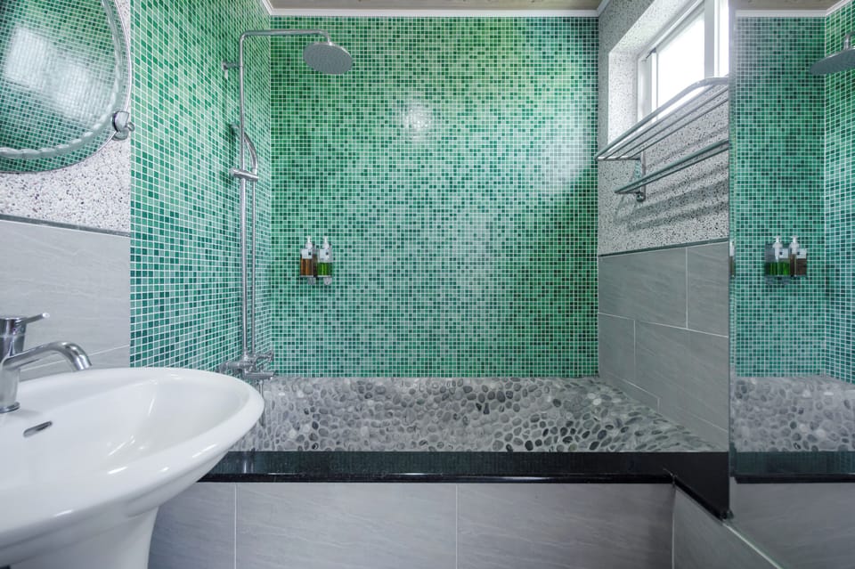 Double Room with Lake View | Bathroom | Hair dryer, slippers, towels, shampoo