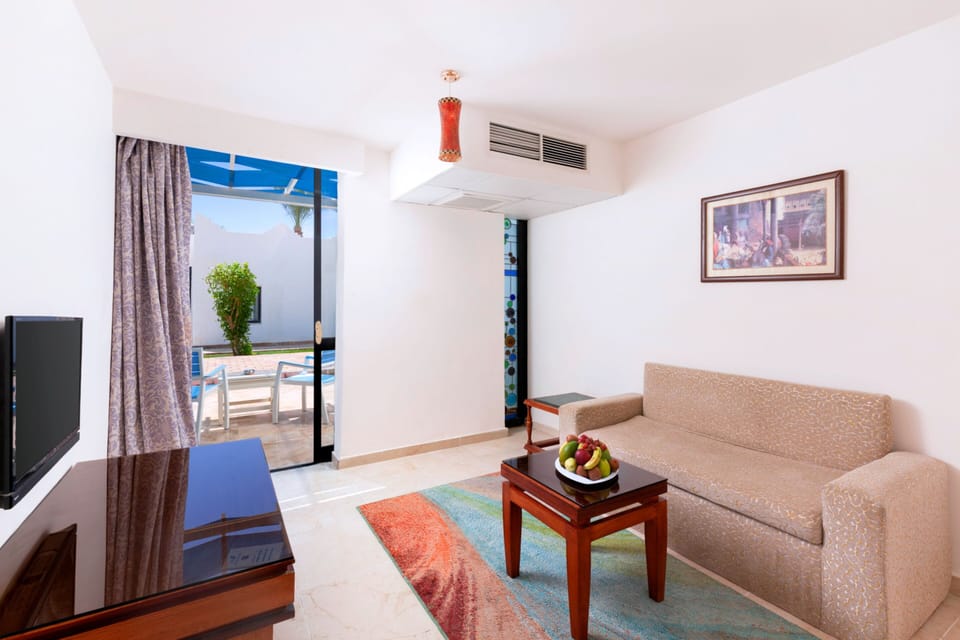 Family Room, Garden View | Minibar, in-room safe, blackout drapes, soundproofing