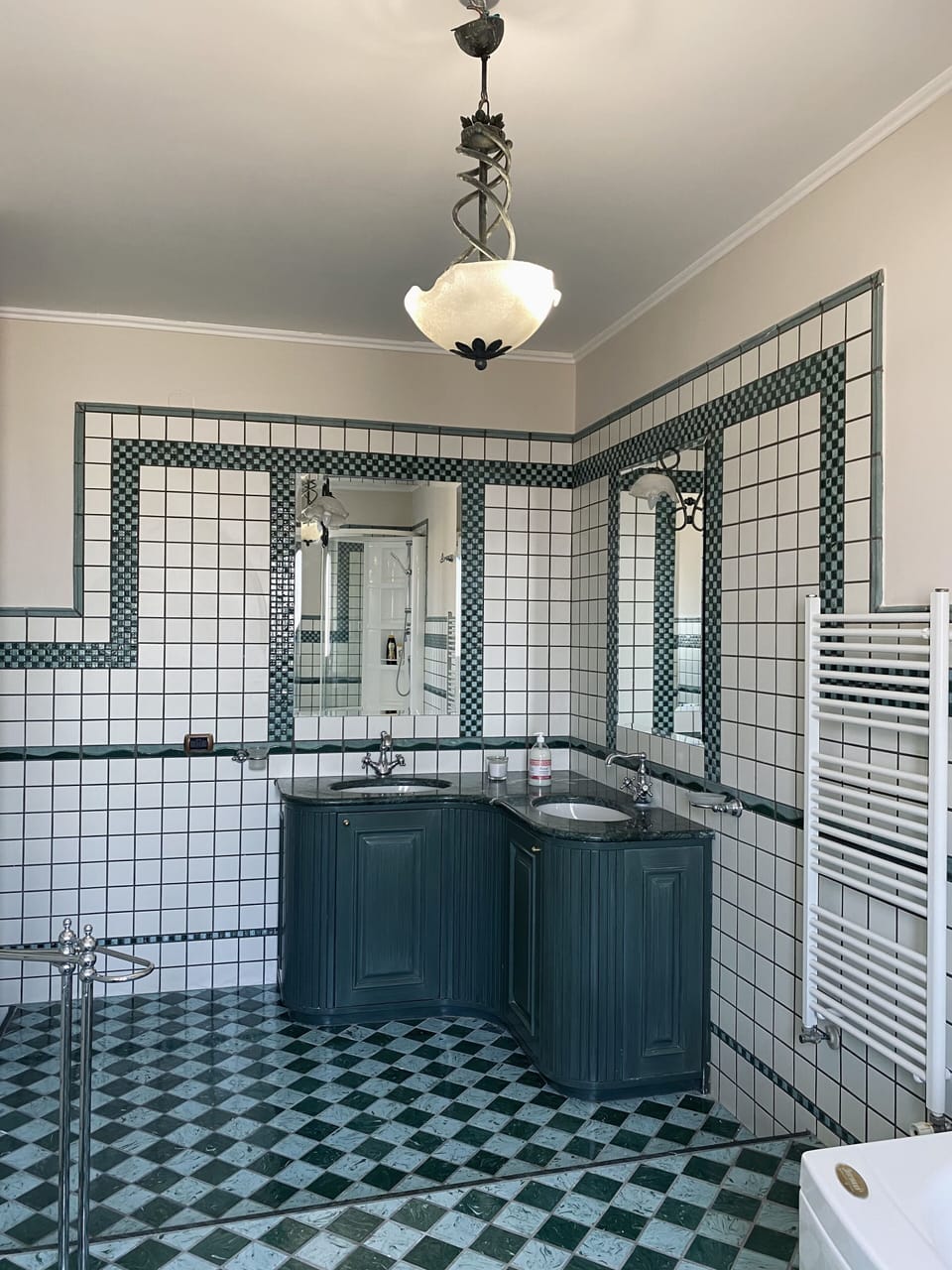 Deluxe Double Room | Bathroom | Rainfall showerhead, free toiletries, hair dryer, bidet