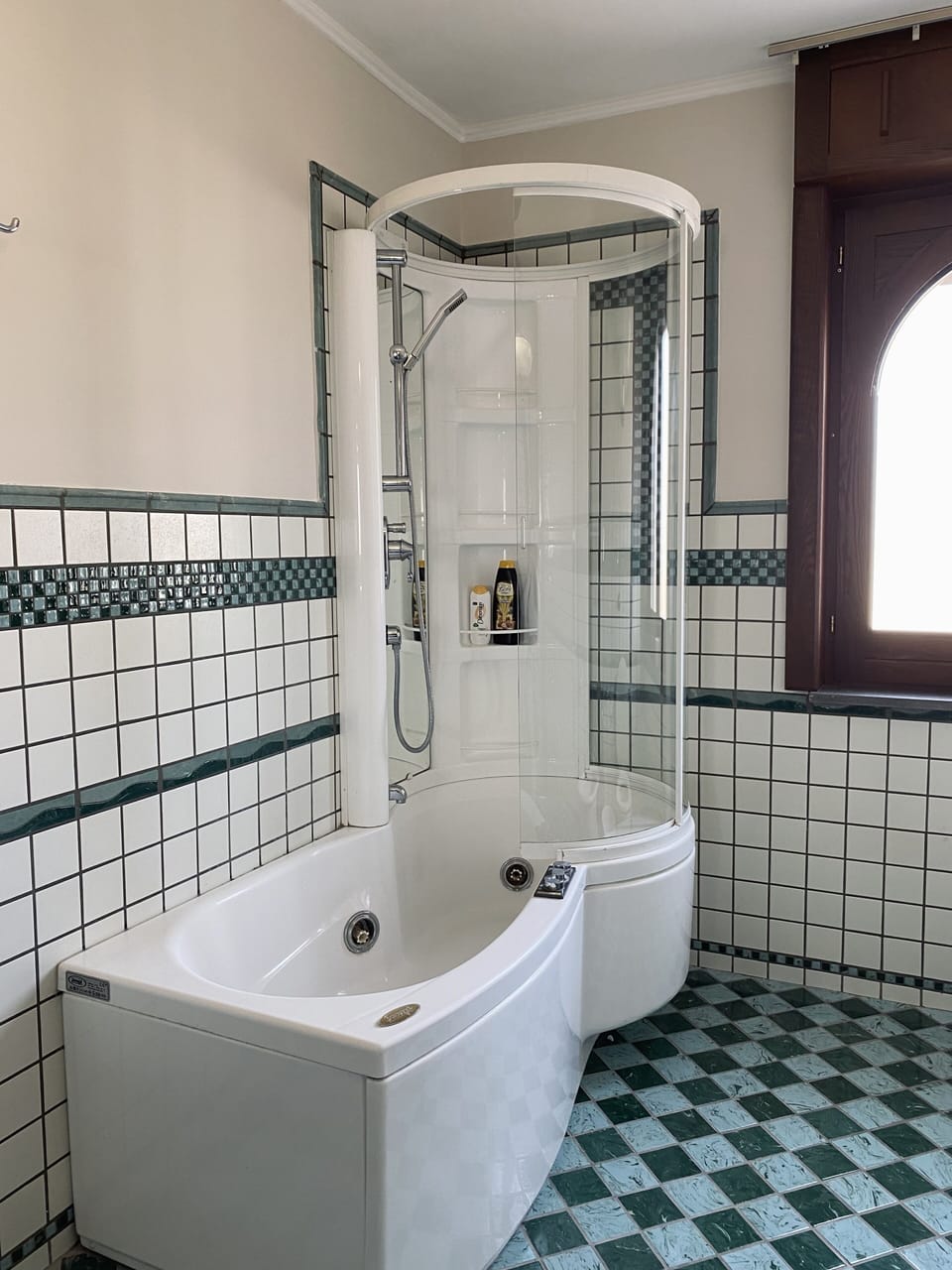 Deluxe Double Room | Bathroom | Rainfall showerhead, free toiletries, hair dryer, bidet