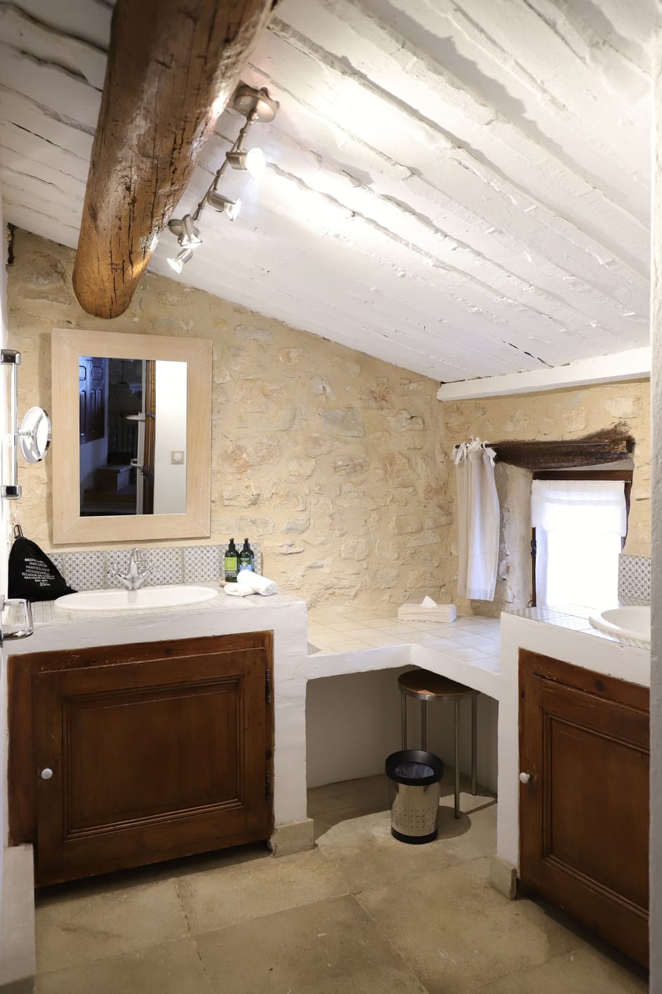 Junior Double or Twin Room (La Cambra) | Bathroom | Hair dryer, towels, soap, shampoo