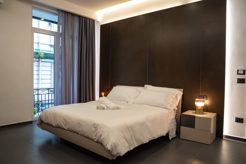 Junior Room | Minibar, in-room safe, desk, laptop workspace