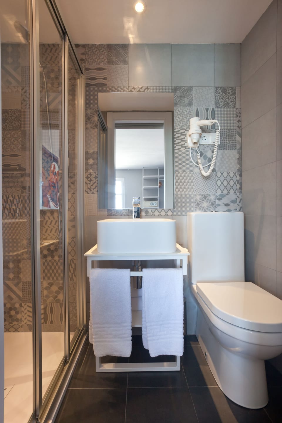Basic Double Room | Bathroom | Towels
