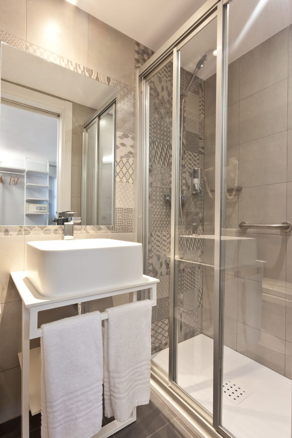 Basic Double Room | Bathroom | Towels