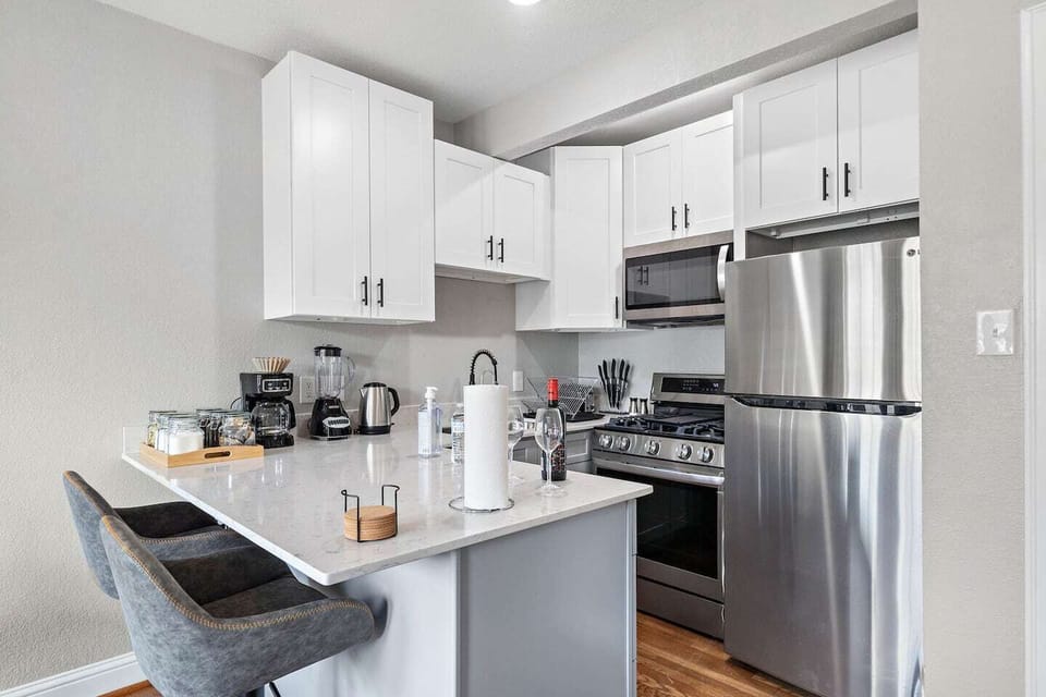 Fully equipped kitchen with high quality granite countertops