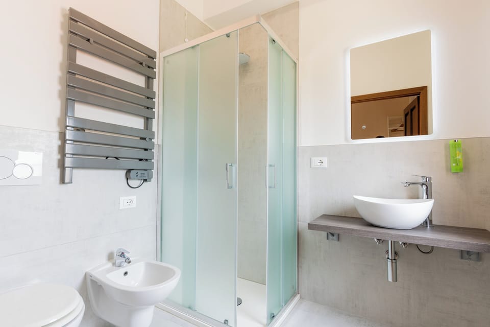 Superior Double Room | Bathroom | Free toiletries, hair dryer, bidet, towels