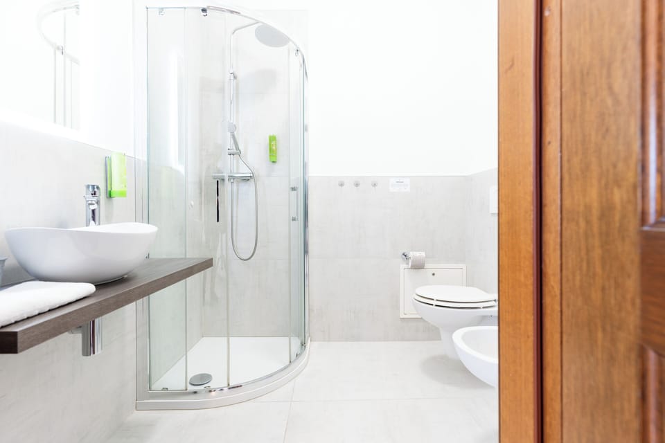 Family Quadruple Room | Bathroom | Free toiletries, hair dryer, bidet, towels