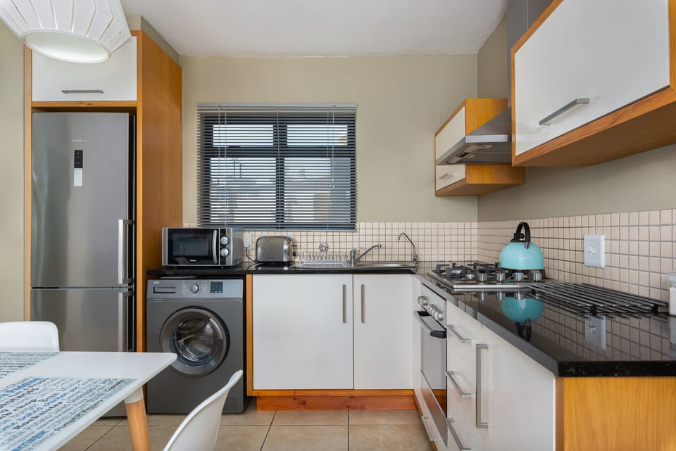 Classic Apartment | Private kitchen | Full-size fridge, microwave, oven, stovetop