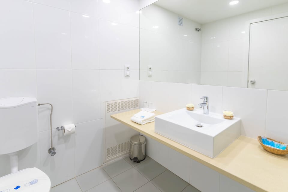 Combined shower/tub, free toiletries, bidet, towels