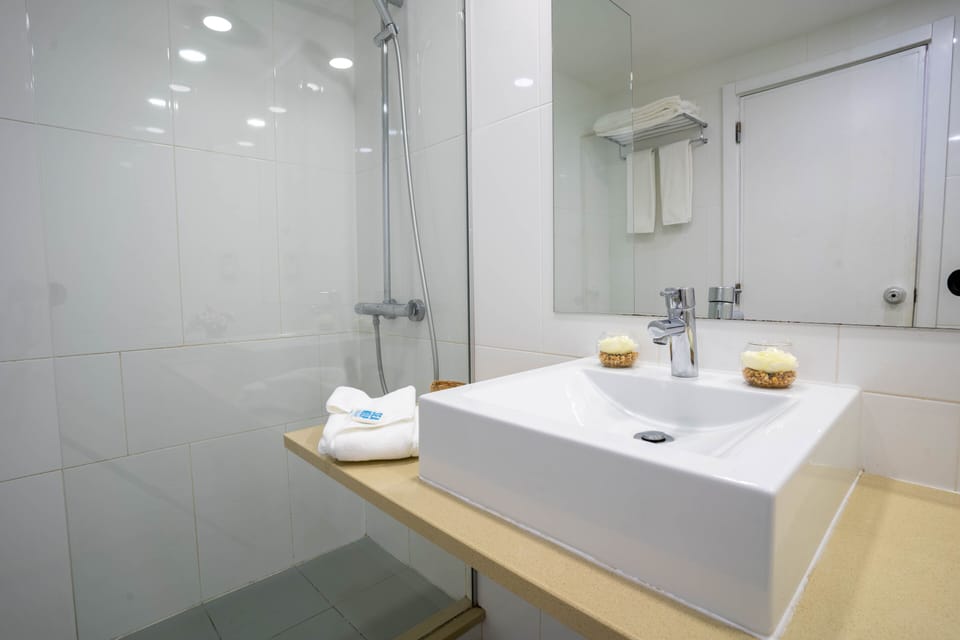 Combined shower/tub, free toiletries, bidet, towels