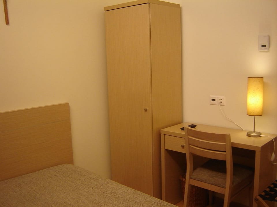 Single Room | Hypo-allergenic bedding, cribs/infant beds, free WiFi, bed sheets