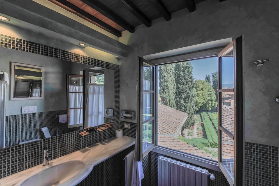 Classic Room | Bathroom | Free toiletries, hair dryer, bidet, towels