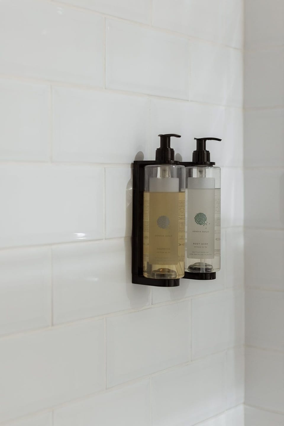 Combined shower/tub, hair dryer, towels