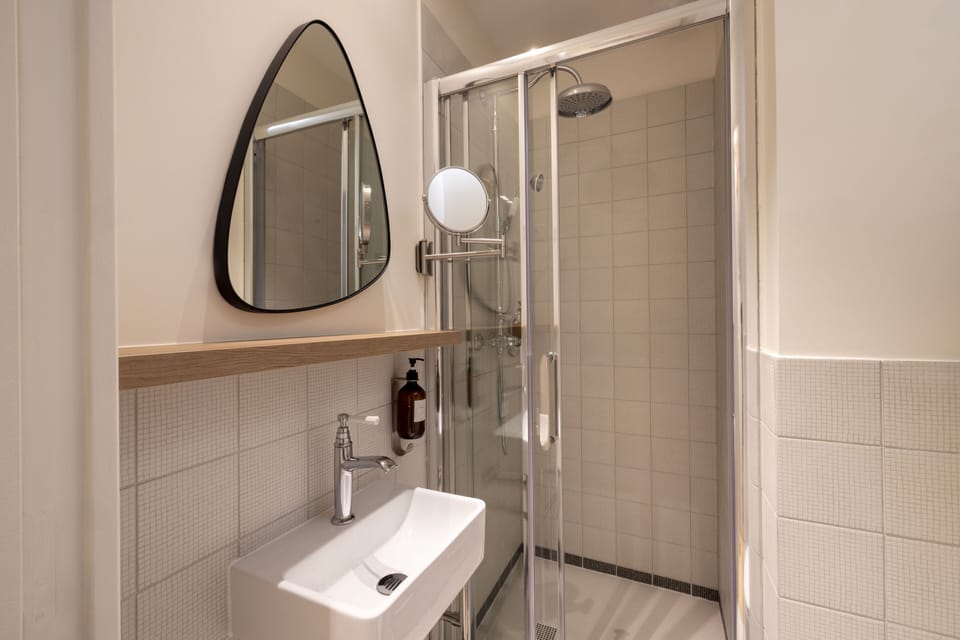 Comfort Double Room | Bathroom | Shower, rainfall showerhead, hair dryer, towels