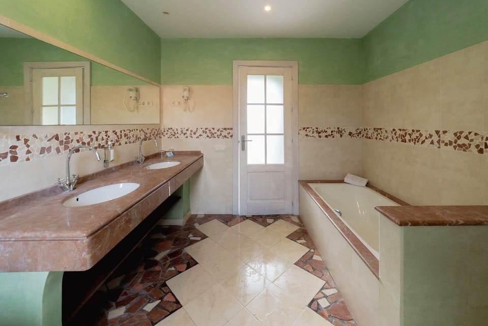 Comfort Double or Twin Room, 1 Bedroom, Accessible | Bathroom | Separate tub and shower, hair dryer, bidet, soap