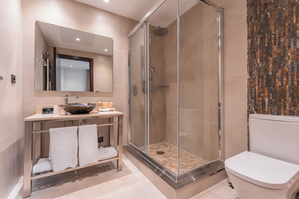Rainfall showerhead, eco-friendly toiletries, hair dryer, towels