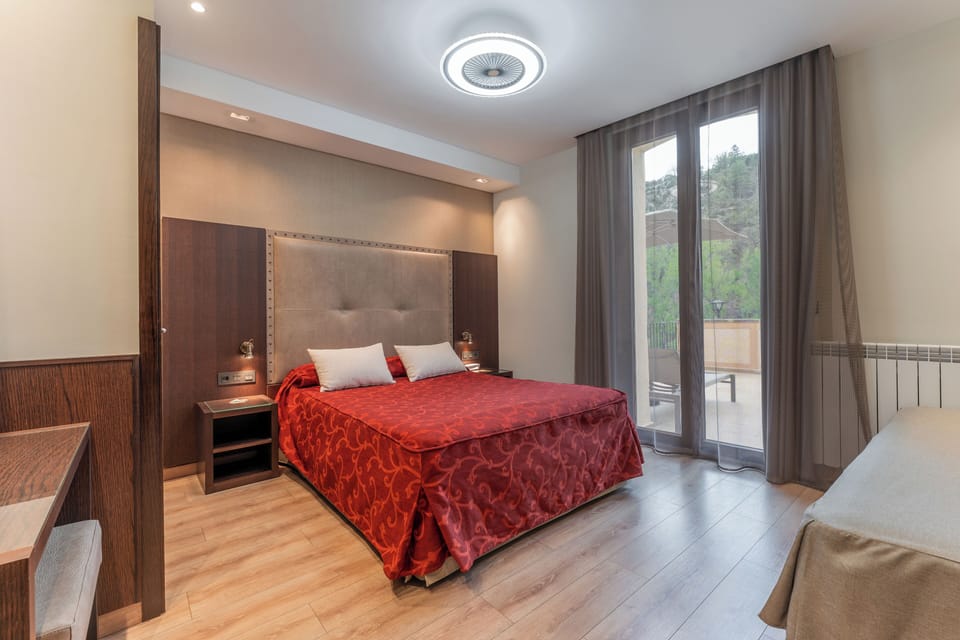 Triple Room | Desk, laptop workspace, blackout drapes, soundproofing