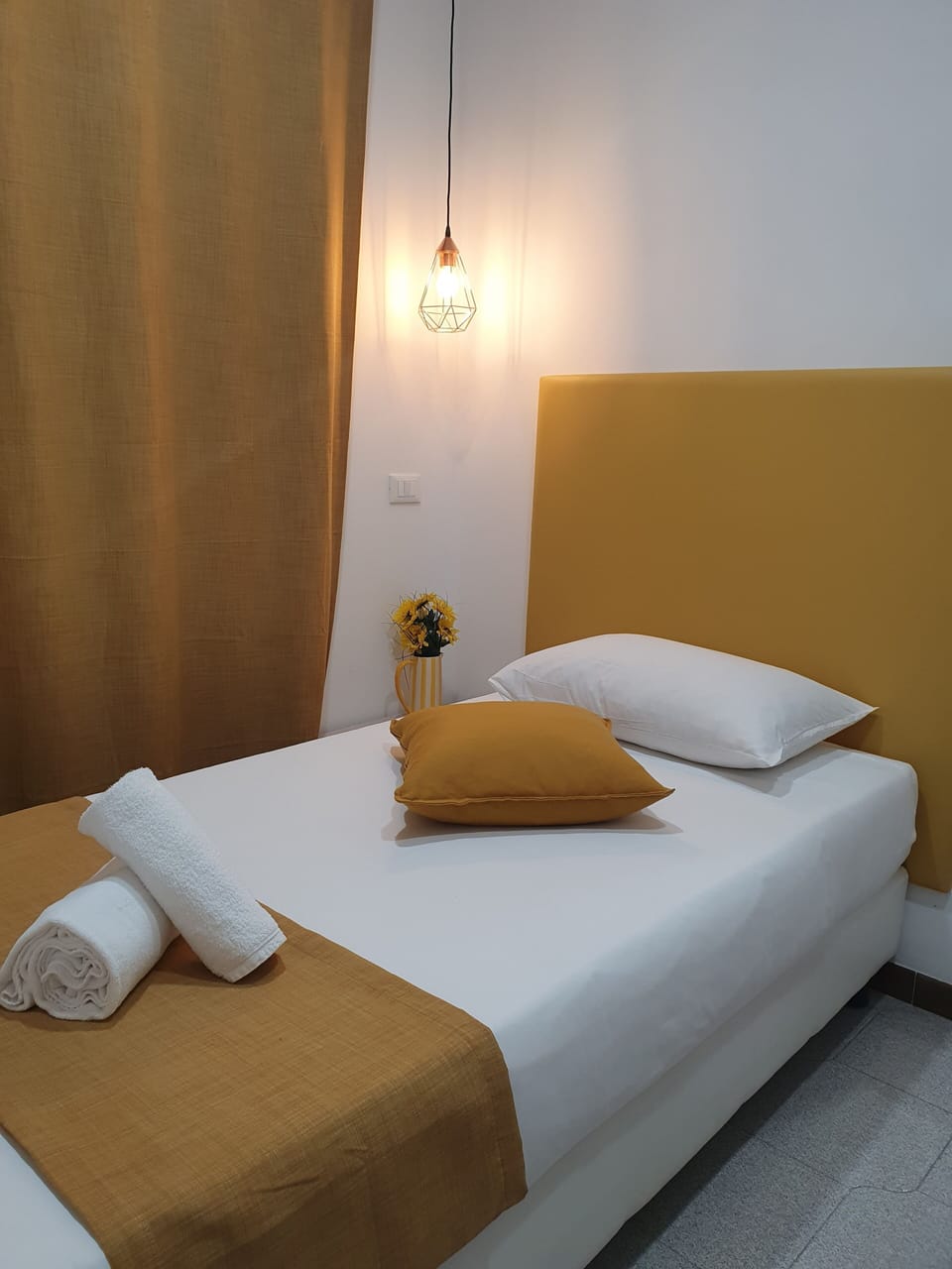 Standard Single Room | Minibar, in-room safe, desk, iron/ironing board