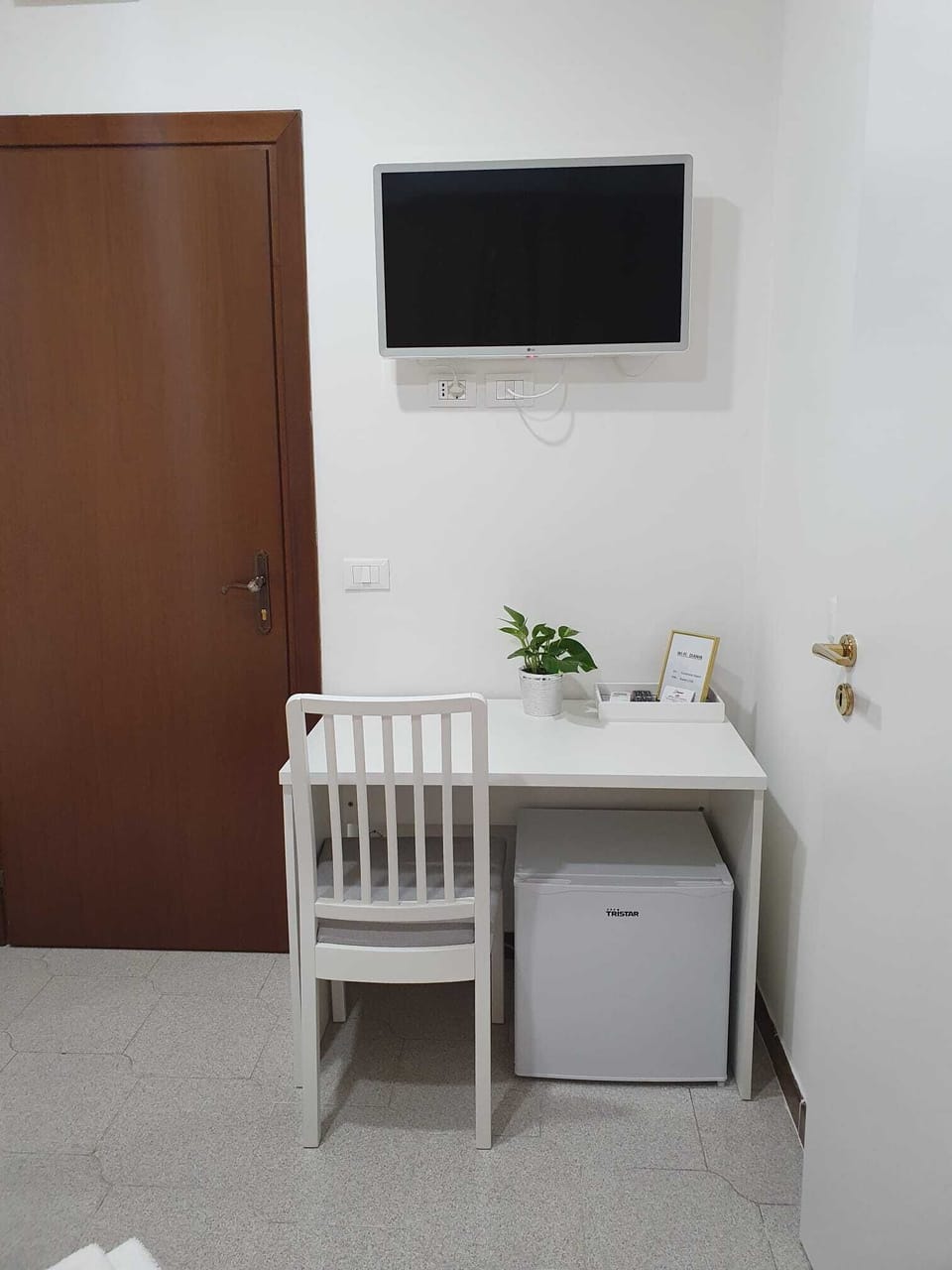 Standard Single Room | Minibar, in-room safe, desk, iron/ironing board