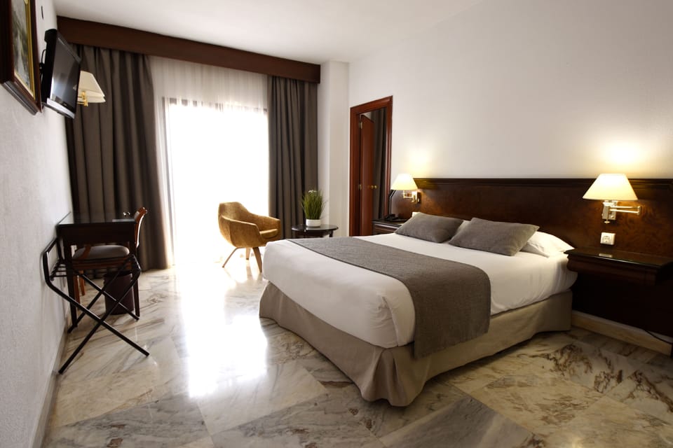 Premium bedding, in-room safe, desk, laptop workspace