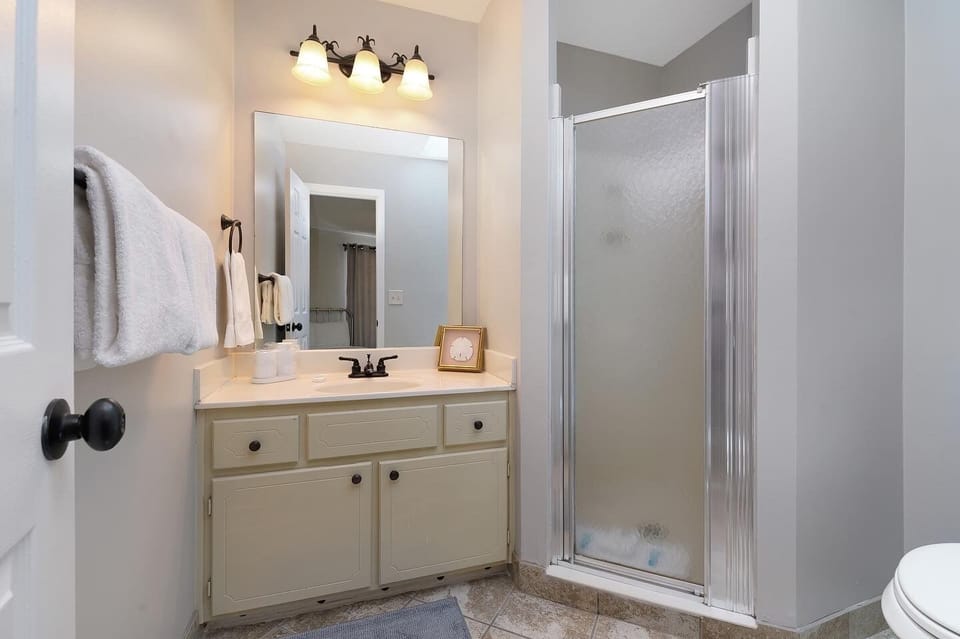 Guest bedroom ensuite bathroom