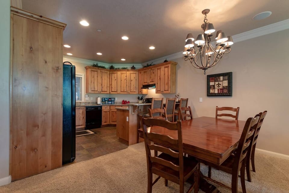 From both the dining and living areas, you can enjoy majestic mountain vistas.