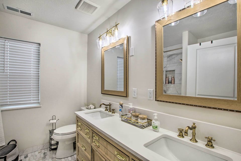 Full Bathroom | Complimentary Toiletries