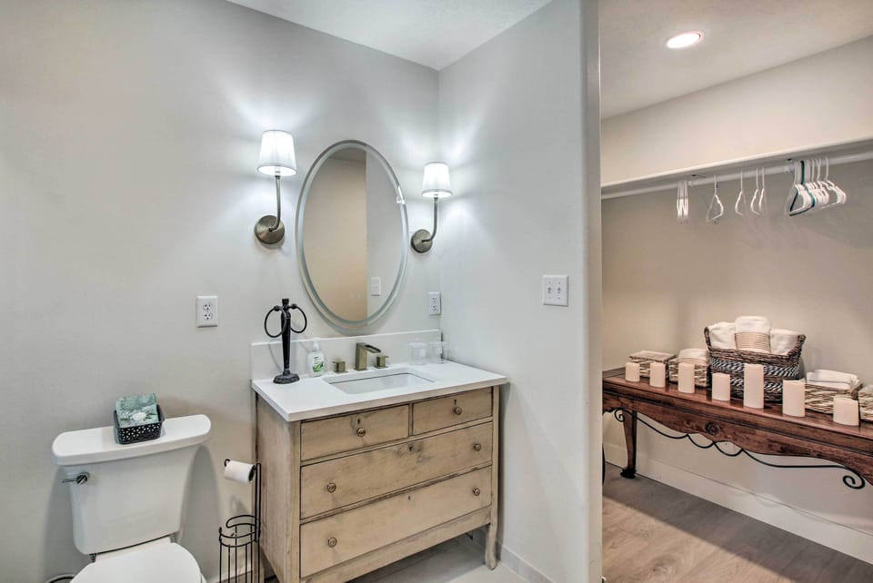 En-Suite Bathroom | Walk-In Closet | Towels Provided
