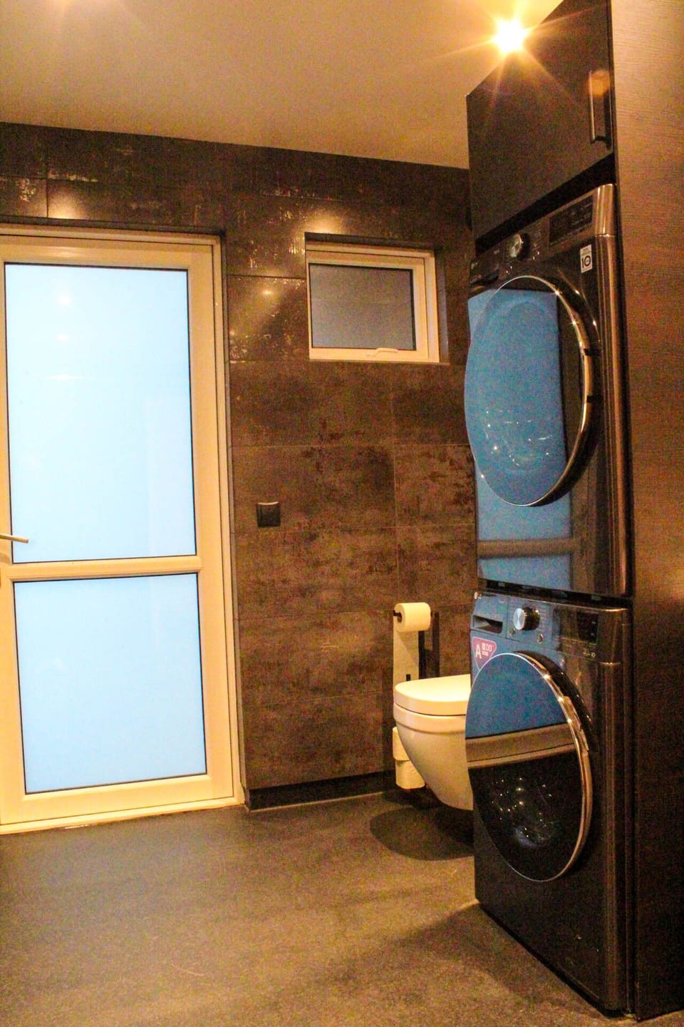 Bathroom 1 - Washing machine and dryer