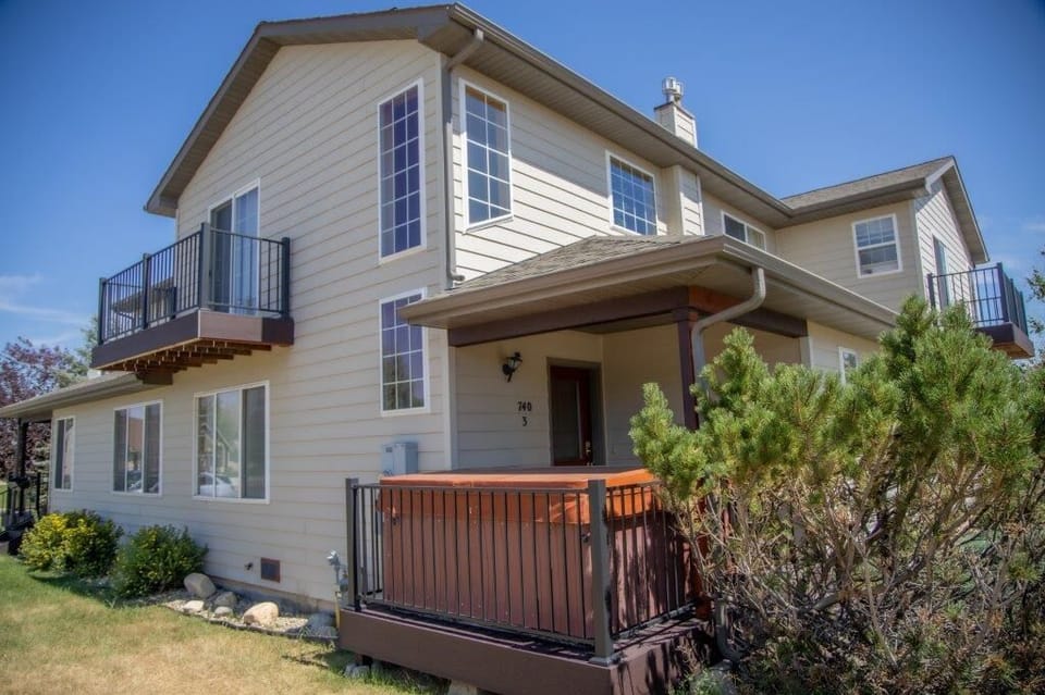 Villa South is equipped with 3 bedrooms, 2 full bathrooms, a kitchen with all your essentials, a large hot tub, comfortable living room, laundry, and easy access to Red Lodge's downtown, the fairgrounds, and the ski area