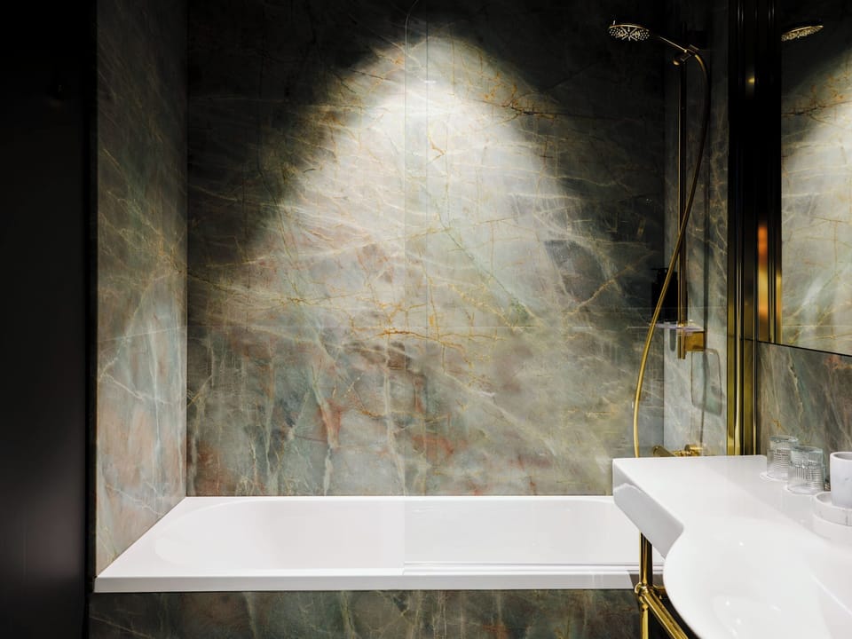 Bathtub, free toiletries, hair dryer, bathrobes