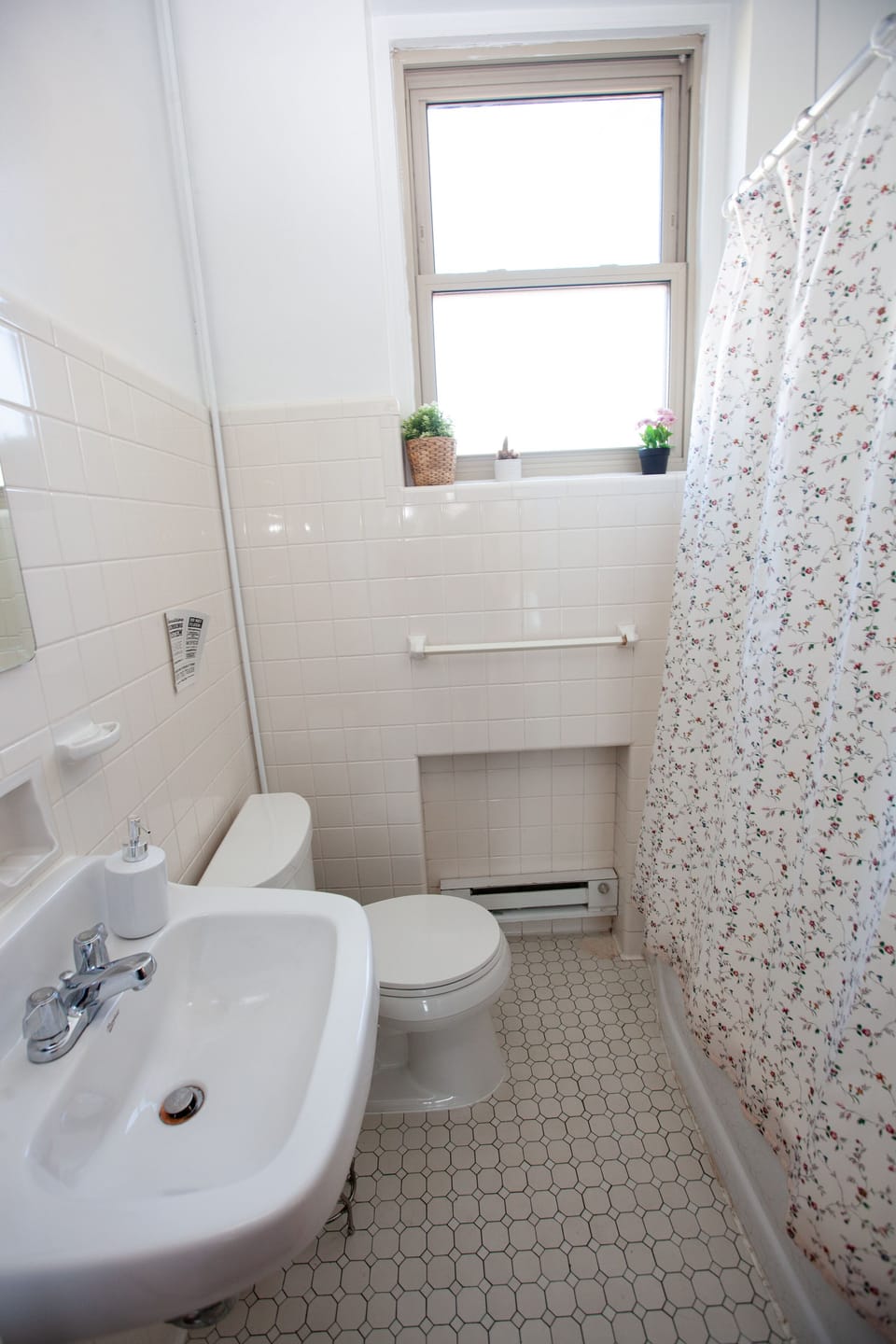 Second floor full bath (1 of 3)